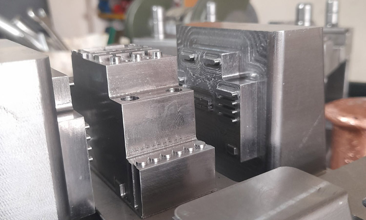 مقایسه قالب دایکاست با قالب تزریق پلاستیک